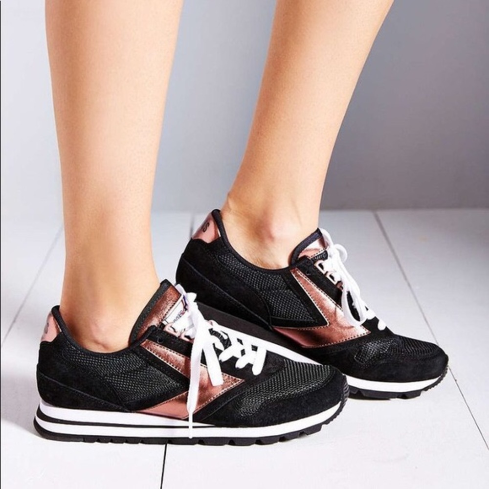 Brooks Chariot Sneaker Black/Rose Gold